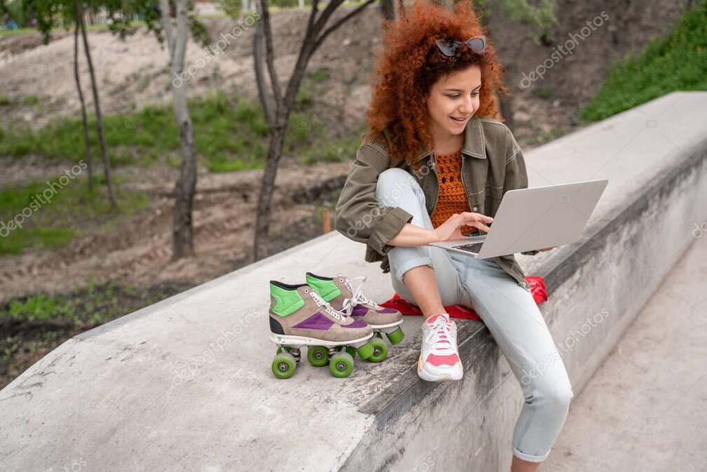 Estudantes realizando atividade complementar online